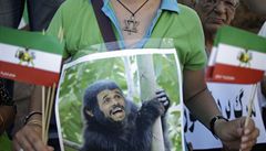 Izrealská dívka s portrétem Ahmadíne�áda protestovala proti pr�b�hu prezidentských voleb